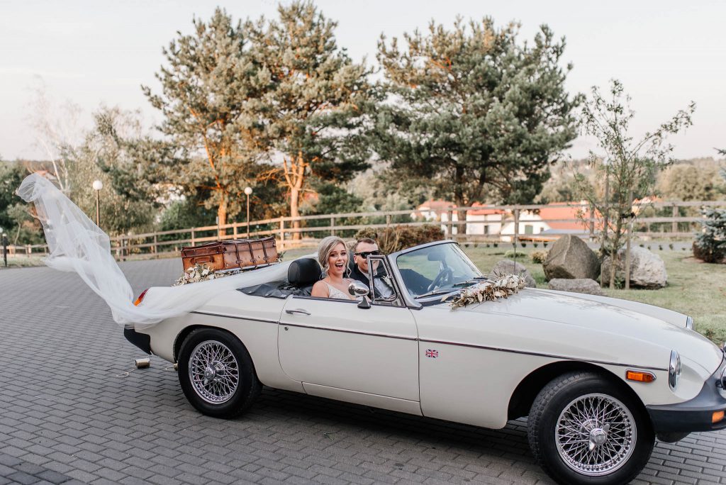 Pan młody i pani młoda w samochodzie