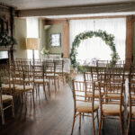 Sala przygotowana na ślub cywilny w UK.