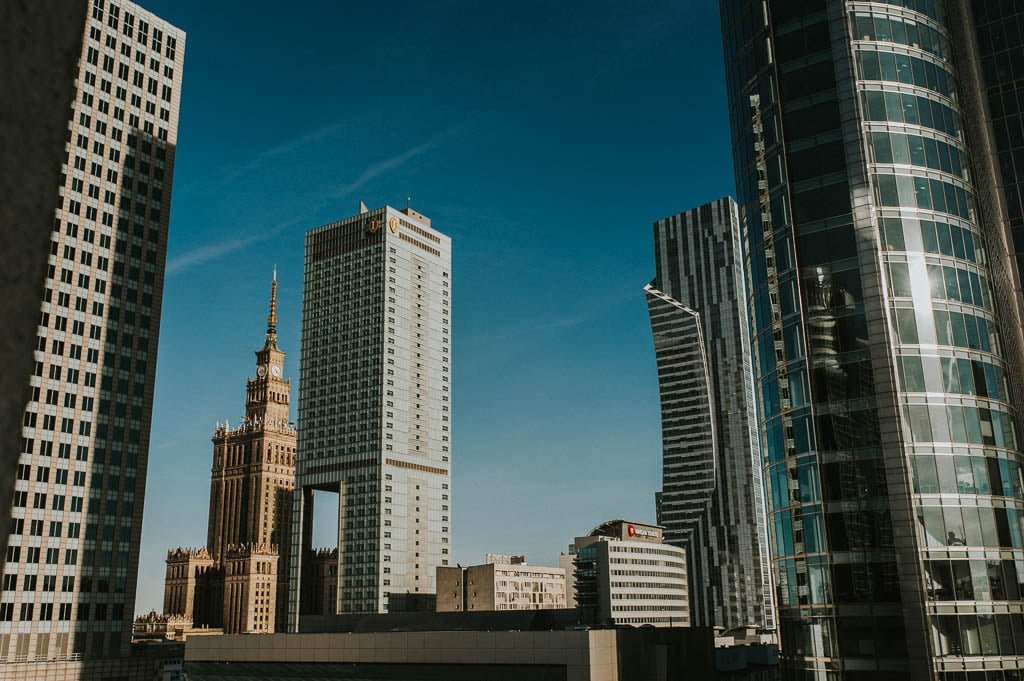 Warszawa jest największym miastem w Polsce pod względem liczby miezkańców.